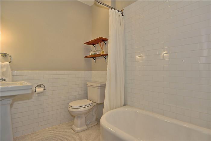 1318 Randolph Street NE DC bathroom